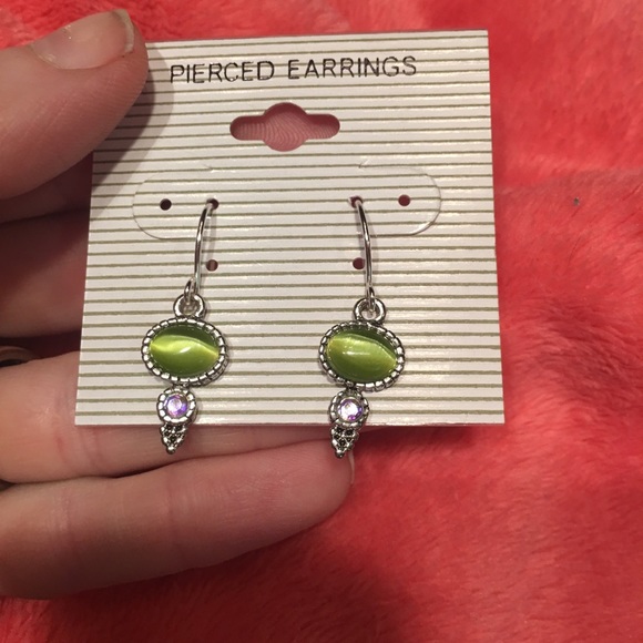 Gorgeous earrings NWT - Picture 3 of 6